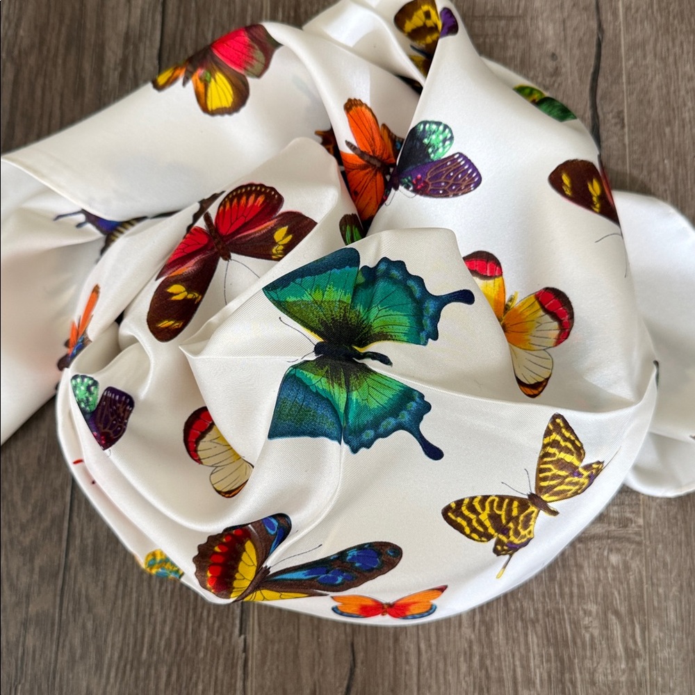 Butterfly print silk scarf - Picture 13 of 15